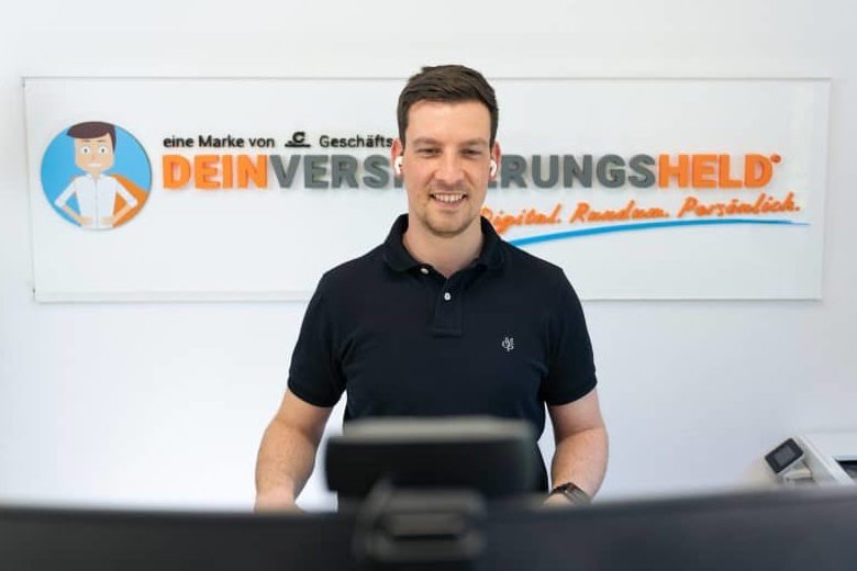 Dieses Bild zeigt deinen Versicherungshelden: Andre Creutz ist als Versicherungsvermittler in Leipzig tätig und bietet aus seinem Versicherungsbüro heraus eine kundenfreundliche Online-Beratung per Video-Call.